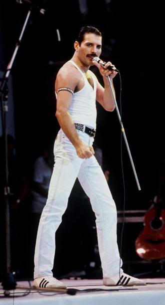 Freddy Mercury (1946-1991). Frontman dei Queen e tra le pi belle voci nella storia della musica, annunci di avere l&#39;AIDS un giorno prima di morire, a 45 anni, sconvolgendo il mondo. Epa